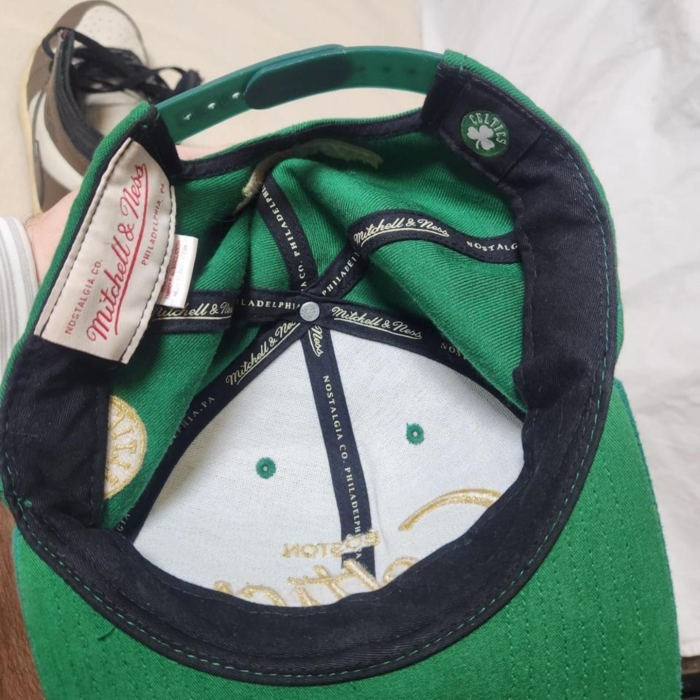 Mitchell‎ & Ness Boston Celtics Snapback Hat - Green/Gold Script/Satin - Picture 4 of 5